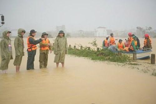 Phó Chủ tịch UBND thành phố Phan Quý Phương chỉ đạo công tác tìm kiếm người mất tích