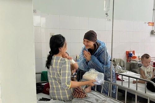 Chùa bị ngập lụt nhưng bếp lửa vẫn liên tục đỏ suốt ngày để nấu cơm tiếp tế bà con những nơi khó khăn