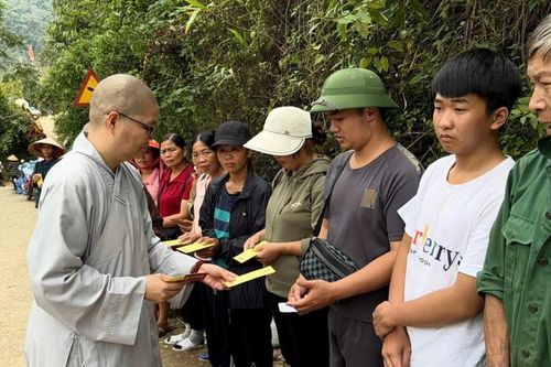 Quan Âm tu viện (TP.HCM) ủng hộ gần 1 tỷ đồng đến đồng bào miền Bắc bị ảnh hưởng bão lũ