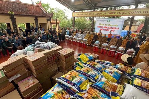 Phật giáo tỉnh Lâm Đồng trao 1.300 phần quà đến bà con vùng bão lũ Bắc Trung Bộ