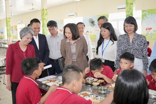 Hà Nội kiểm tra đột xuất bữa ăn bán trú tại xã An Khánh