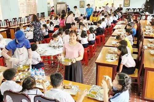 Dẹp nỗi lo bữa ăn bán trú
