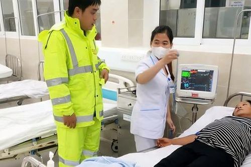 CSGT Đà Nẵng dùng xe chuyên dụng đưa sản phụ vượt lũ đi cấp cứu