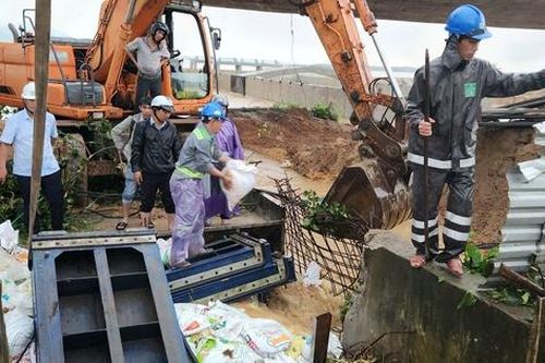 Khẩn cấp chặn miệng cống, ngăn nước tràn vào đô thị Quảng Ngãi