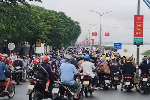 Hàng nghìn người dân Quảng Ngãi đổ ra bờ sông xem... nước lũ