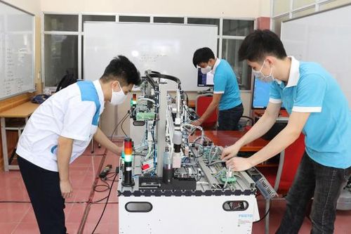 Thị trường lao động cuối năm: Nhiều thách thức đan xen
