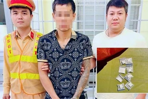 Tuần tra đêm, CSGT cùng Công an phường bắt kẻ mang ma túy