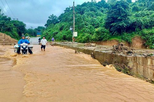 Cầu tạm điện gió chắn dòng chảy, người dân Khe Sanh khổ vì ngập