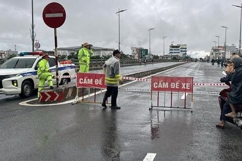 Công an tỉnh Quảng Ngãi căng mình giúp dân ứng phó mưa lũ lớn