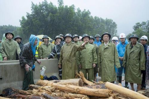 Phó Thủ tướng Trần Hồng Hà kiểm tra và chỉ đạo khắc phục sạt lở trên tuyến cao tốc La Sơn – Hòa Liên