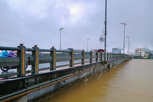 Quảng Ngãi: Báo động an toàn cầu Châu Ô trên QL1 do nước lũ dâng cao