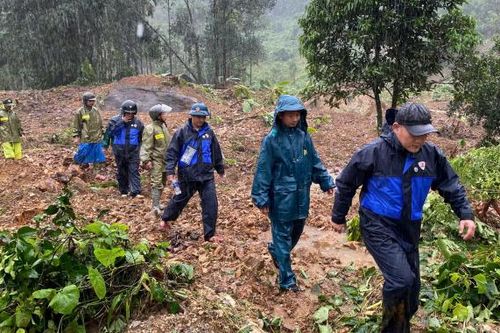 Đà Nẵng: Cảnh sát giải cứu người đàn ông bị vùi trong bùn đất