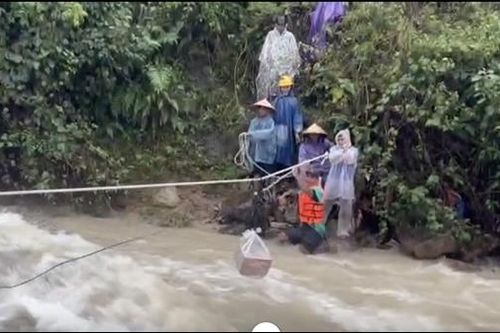Dùng dây thừng vận chuyển lương thực cho hàng chục hộ đồng bào dân tộc thiểu số bị cô lập