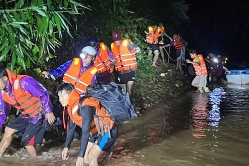 Cảnh sát băng dòng nước xiết, giải cứu 6 người đi rừng mắc kẹt ở đập tràn