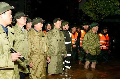 Phó Thủ tướng kiểm tra công tác ứng phó mưa lũ tại Huế