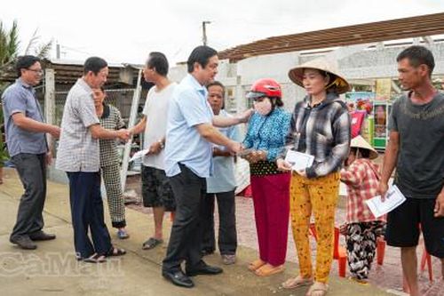 Thăm hỏi, hỗ trợ người dân bị thiệt hại do lốc xoáy ở xã Thanh Tùng