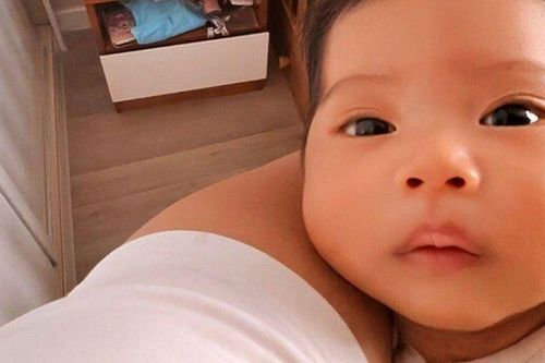 Con gái Hoa hậu H'Hen Niê giống y chang bố đạo diễn lúc nhỏ: Vầng trán rộng, mũi cao, tóc rậm