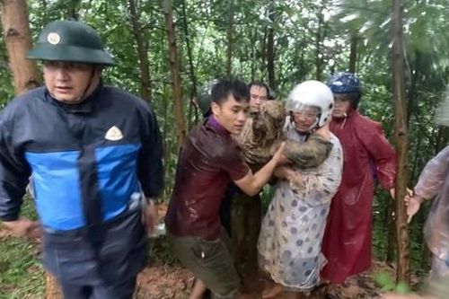 Tài xế máy múc bị sạt lở vùi lấp khi đang sửa đường được cứu sống ngoạn mục
