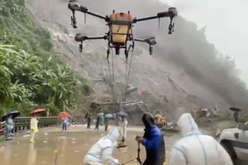 Video dùng drone vận chuyển thực phẩm cứu trợ bà con mắc kẹt trên đèo Lò Xo