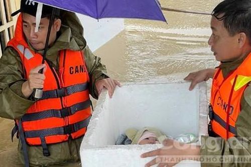 Công an xã đưa cháu bé mới sinh vượt lũ dữ trên chiếc 'nôi' đặc biệt