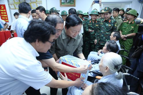Phó Thủ tướng Trần Hồng Hà thăm hỏi bệnh nhân tại vùng lũ