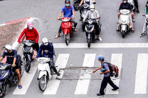 Tranh cướp đường với người đi bộ ở vạch kẻ: Tài xế không được dạy hay cố tình?