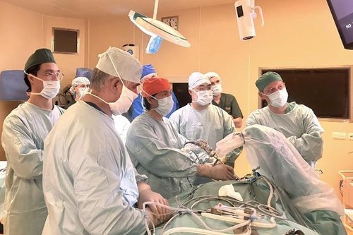 Bác sĩ Việt Nam giảng dạy và mổ nội soi thị phạm tại Nga
