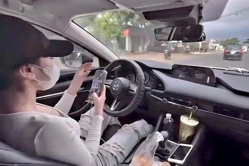 Xác minh clip cô gái thả 2 tay, lướt điện thoại khi lái ô tô