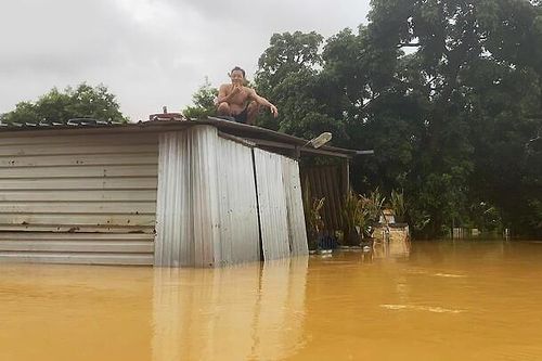 Trục lợi trong mưa lũ ở Huế: Xin đừng để cơn lũ lòng tham cuốn trôi tình người