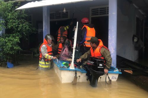 Công an TP Huế suốt ngày đêm kề vai sát cánh cùng người dân trong mưa lũ