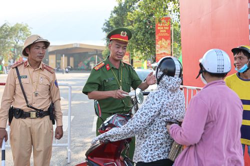 CSGT Hà Nội trực liên tục, giữ các tuyến đường quanh Hội chợ Mùa Thu 2025 thông suốt