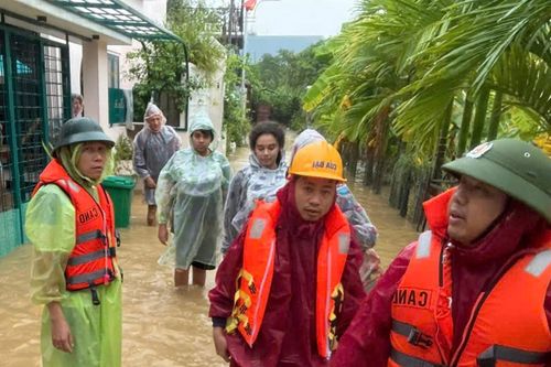 Công an Đà Nẵng cứu 5 du khách nước ngoài mắc kẹt trong vùng ngập lụt