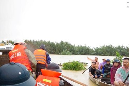 Hải quân vùng III vượt lũ hỗ trợ người dân Đà Nẵng