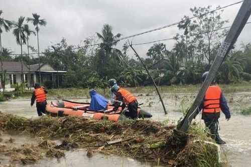 TP Huế: Nước sông dâng trở lại, lực lượng cơ sở tăng cường trợ giúp người dân