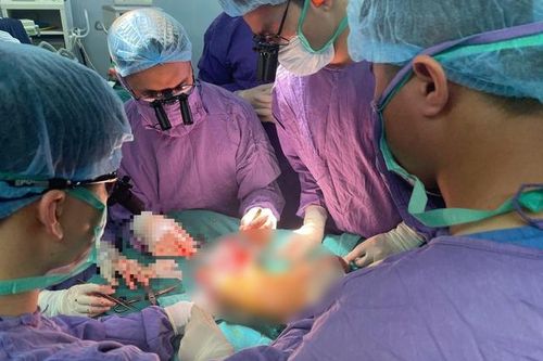 Xuyên đêm nối cẳng chân đứt rời cho nữ sinh 19 tuổi gặp tai nạn giao thông nghiêm trọng