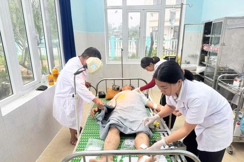 Đất núi bất ngờ đổ sụp, tài xế xe múc thoát chết trong gang tấc