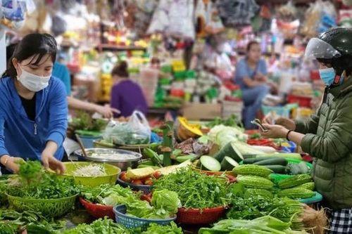 Rau xanh giá 'trên trời' sau mưa bão: Ăn trái cây thay rau có được không?