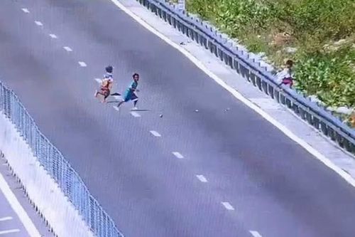 Phát hiện 3 trẻ em chặn xe, ném đá lên đường cao tốc Cam Lâm - Vĩnh Hảo