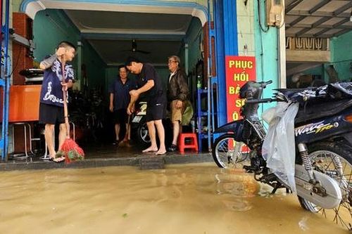 Lũ bủa vây Kinh thành Huế, người dân gồng mình giữa biển nước