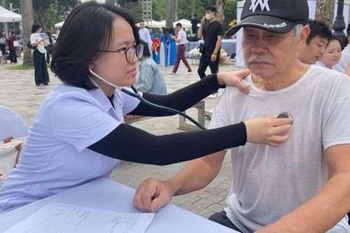 Người dân hào hứng tầm soát sức khỏe hưởng ứng Ngày Thế giới Phòng chống Đột quỵ
