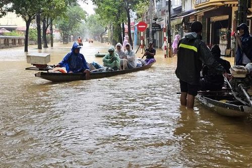 Lũ trên các sông ở Huế lên trở lại, chấn chỉnh tình trạng 'chặt chém' dịch vụ cứu hộ