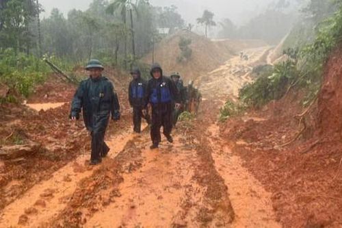 Lũ dữ trong đêm cuốn phăng 11 ngôi nhà ở vùng cao Đà Nẵng
