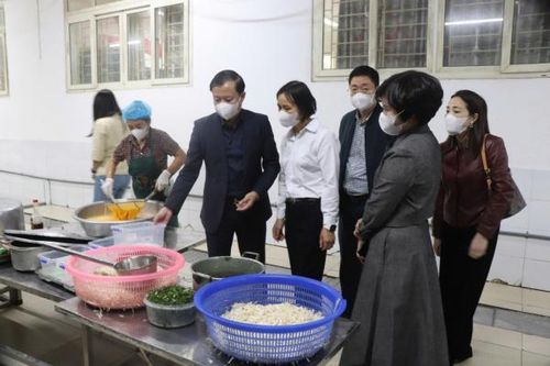Bữa ăn học đường - nỗi lo từ nhà bếp