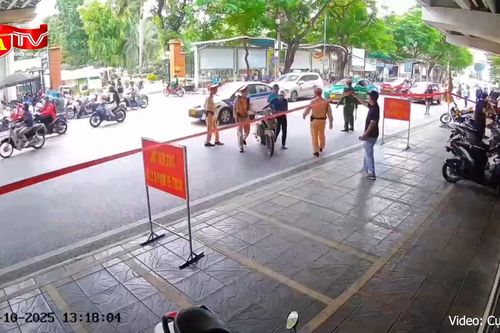 Cảnh sát khống chế đối tượng tàng trữ ma túy khi tham gia giao thông