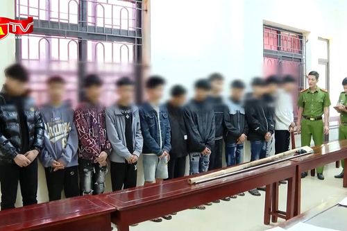 Rượt đuổi như phim hành động, 3 xe mô tô bị đập nát trong vụ 'hỗn chiến'
