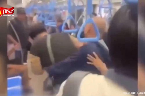 Nhắc nhẹ chuyện gác chân lên ghế, bảo vệ metro bị tấn công giữa chuyến tàu