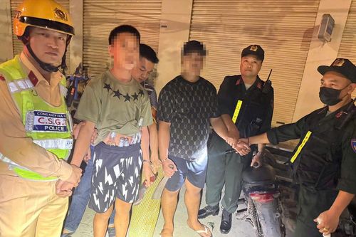 Tổ công tác Y24/141 vây bắt hai đối tượng mang dao, vỏ chai bia để 'phòng thân'