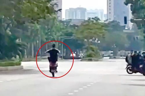 Xử lý đối tượng điều khiển xe máy 'bốc đầu' trên đường Xuân Tảo