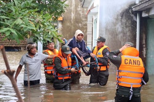 Cảnh sát cơ động vượt lũ cứu dân, mang nhu yếu phẩm đến từng nhà bị cô lập