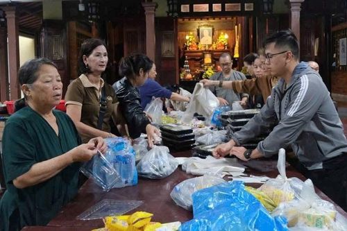 Mỗi hộp cơm là một tấm lòng, một lời cầu nguyện bình an